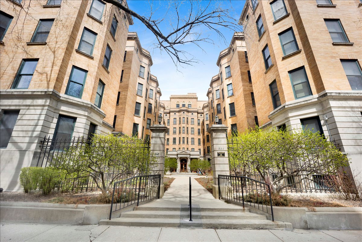 550 W Surf Street #002, Chicago, IL