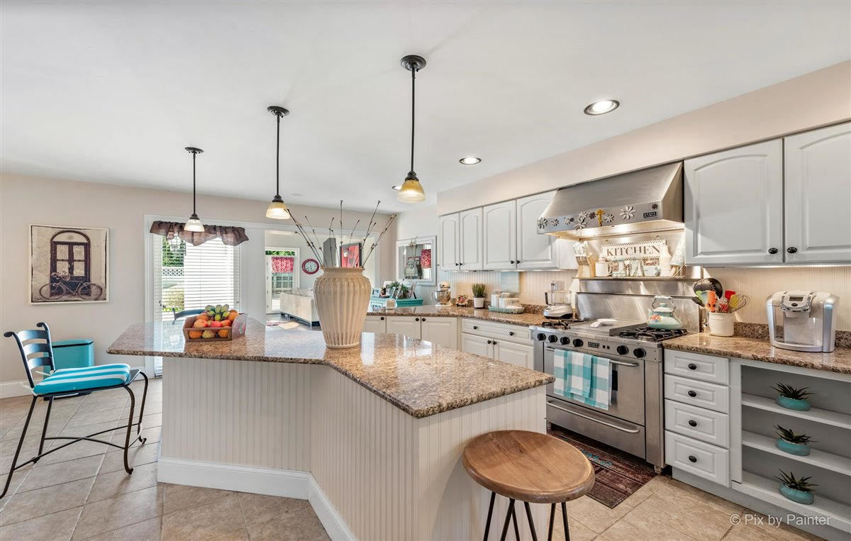 240 S McHenry Avenue, Crystal Lake, IL