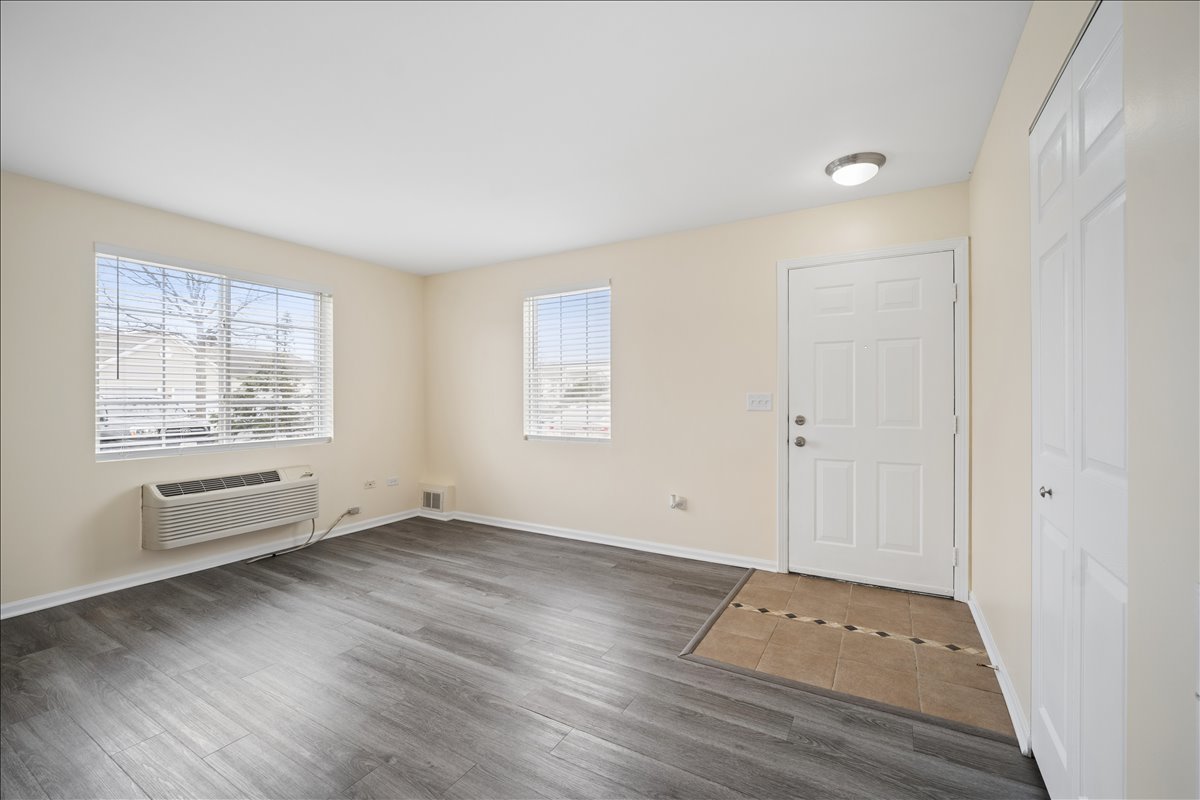 101 Silverstone Drive #101, Carpentersville, IL