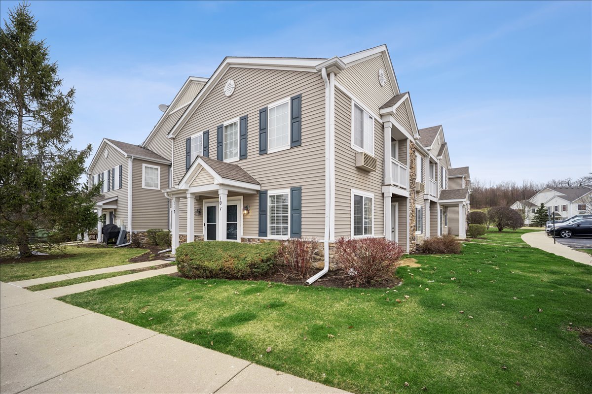 101 Silverstone Drive #101, Carpentersville, IL
