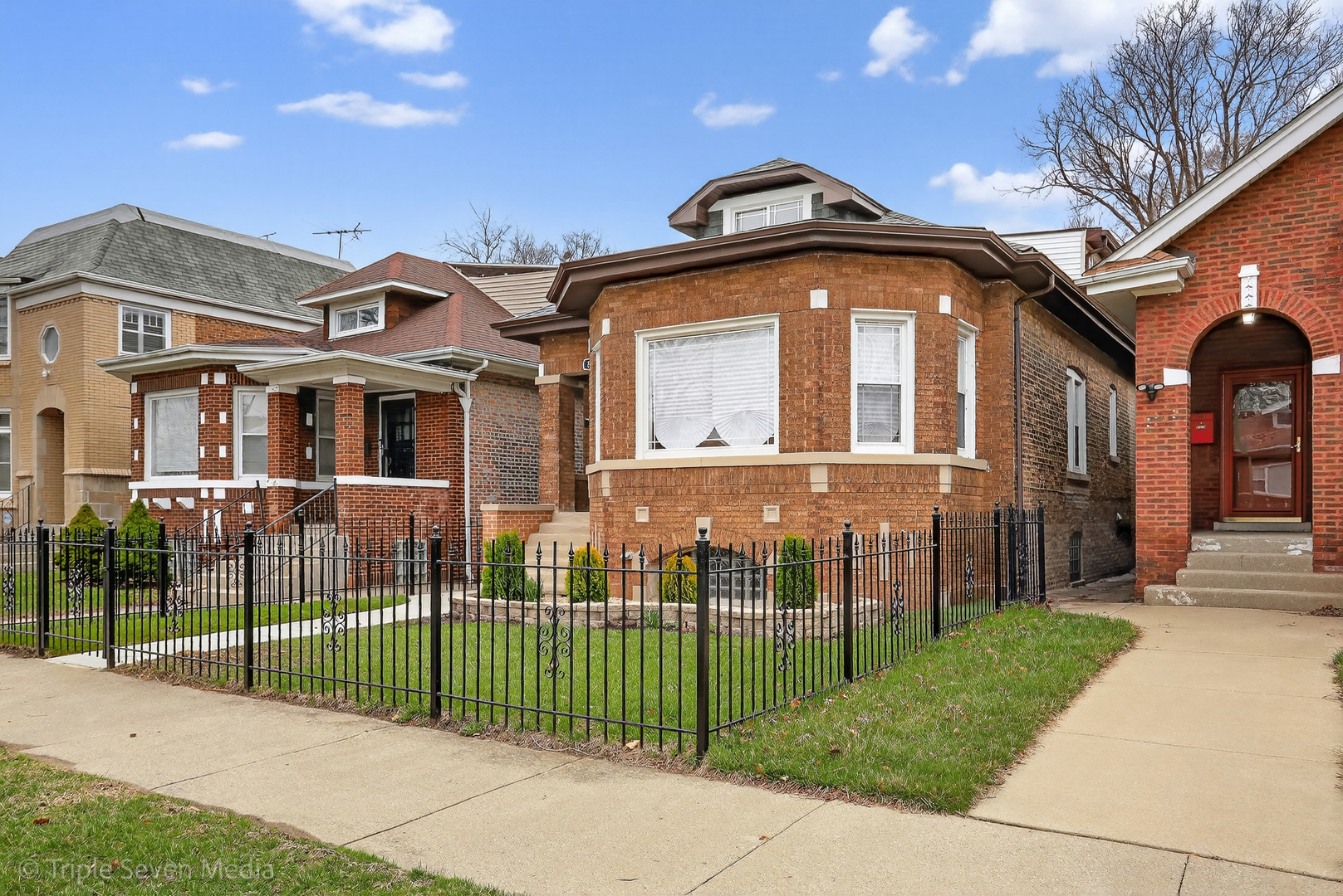 8132 S Paxton Avenue, Chicago, IL