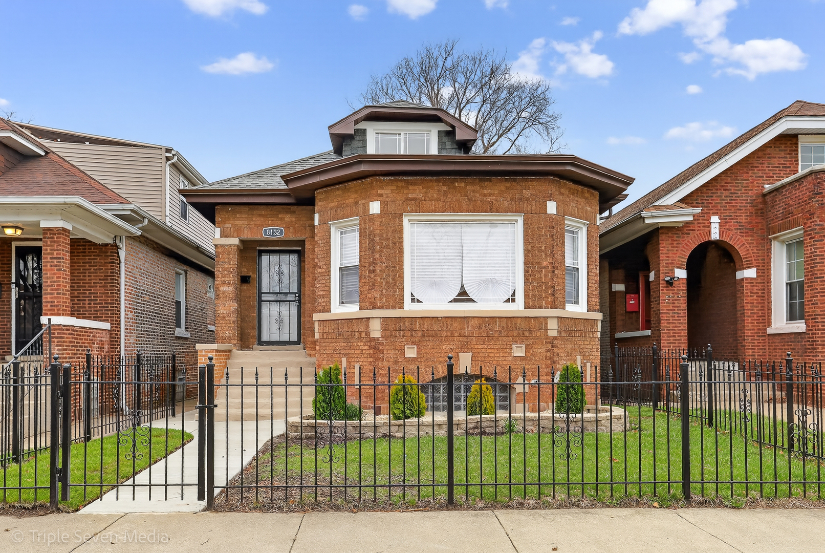 8132 S Paxton Avenue, Chicago, IL