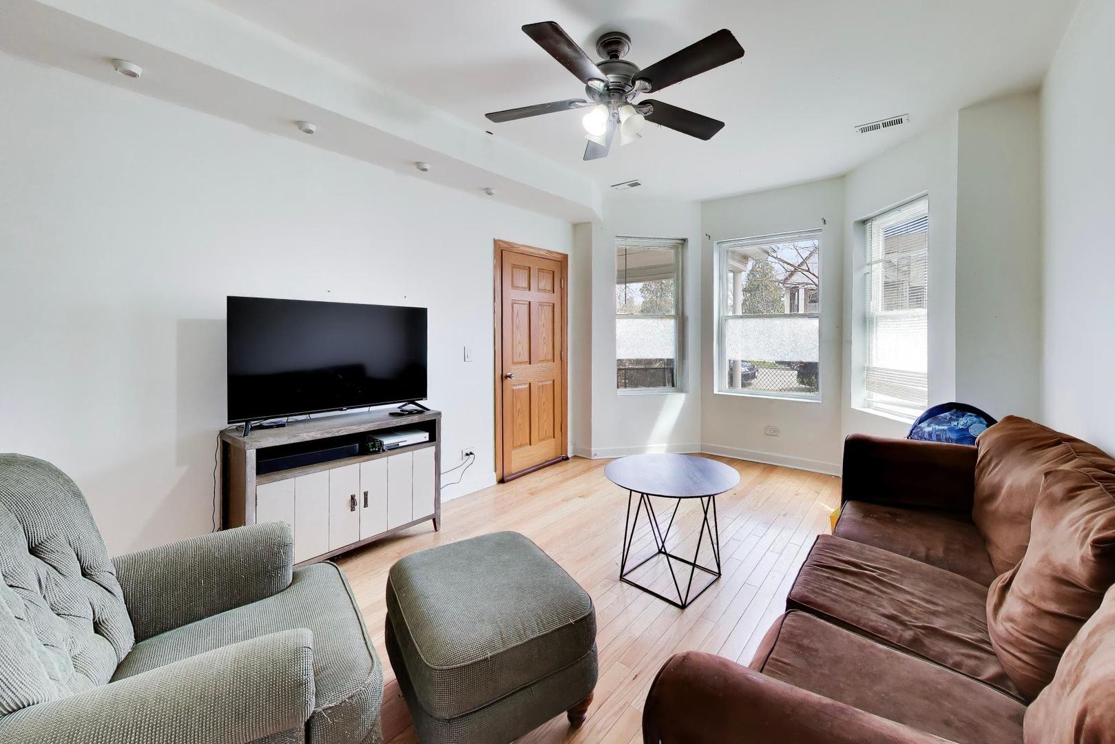 3324 N Kostner Avenue, Chicago, IL