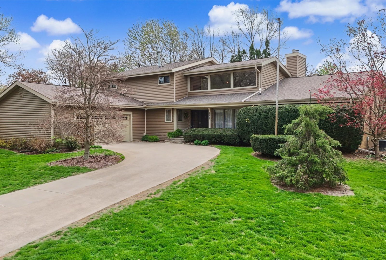 3207 Douglas Woods Drive, Urbana, IL