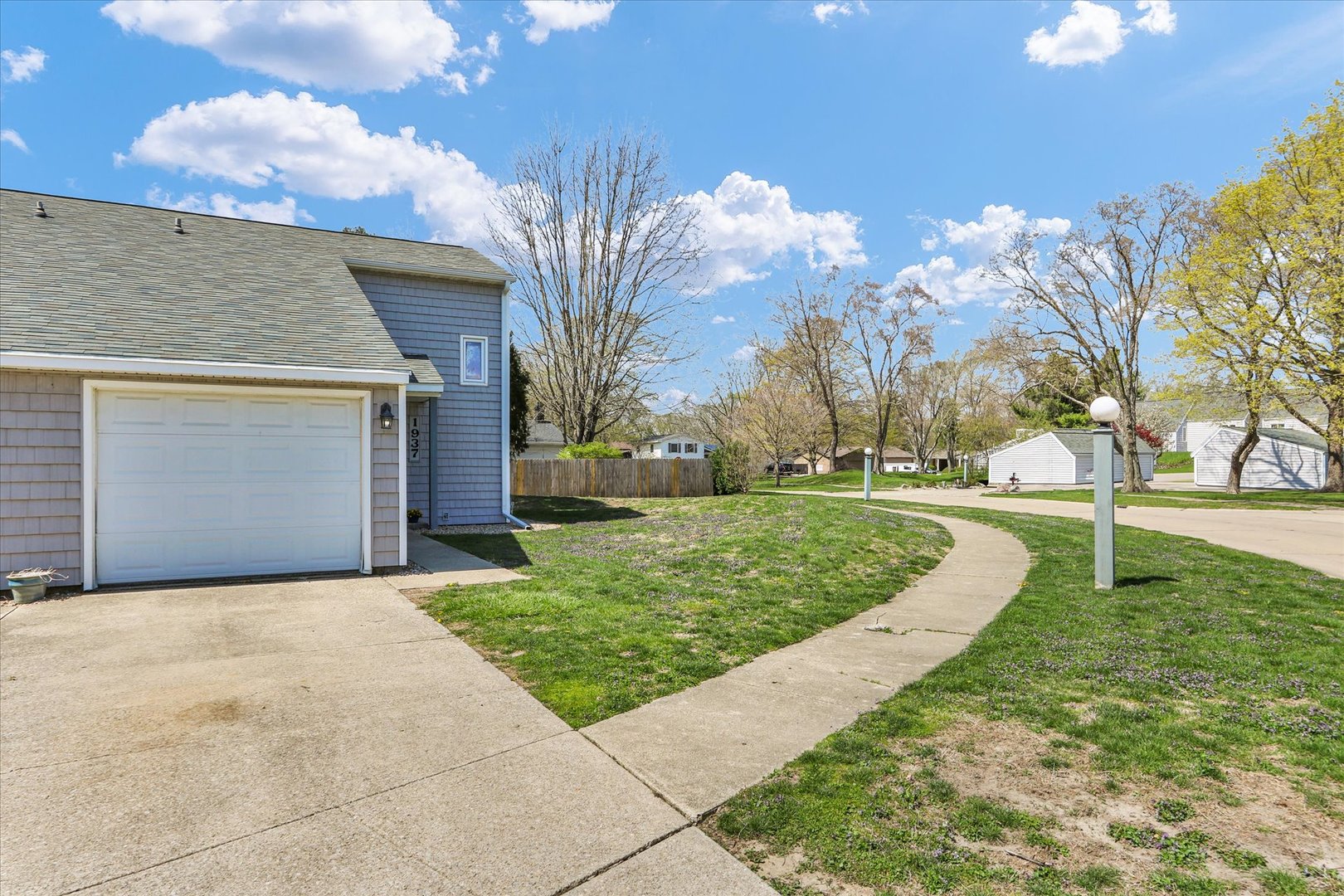 1937 Blackthorn Drive #1937, Champaign, IL