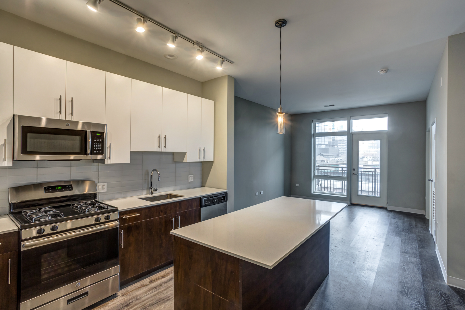 851 W Grand Avenue #404, Chicago, IL