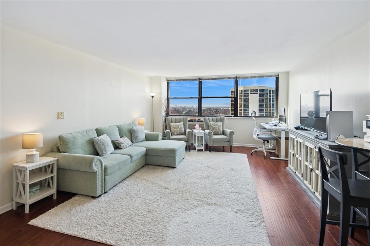 2700 N Hampden Court #18E, Chicago, IL