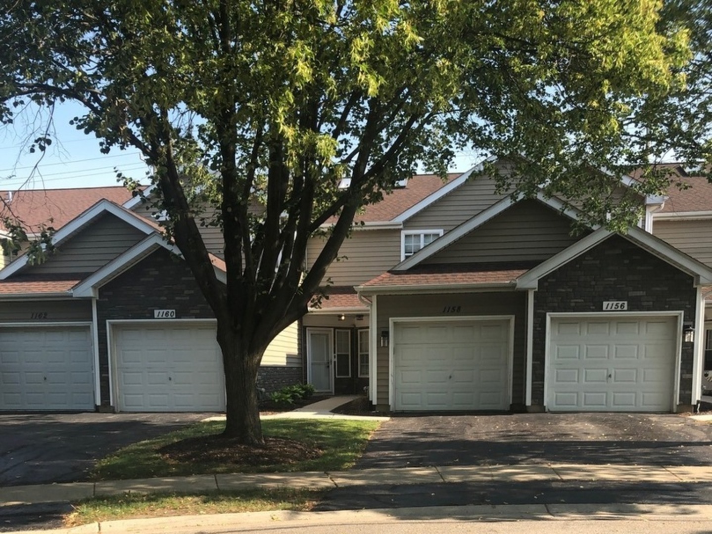 1158 Regency Drive, Schaumburg, IL