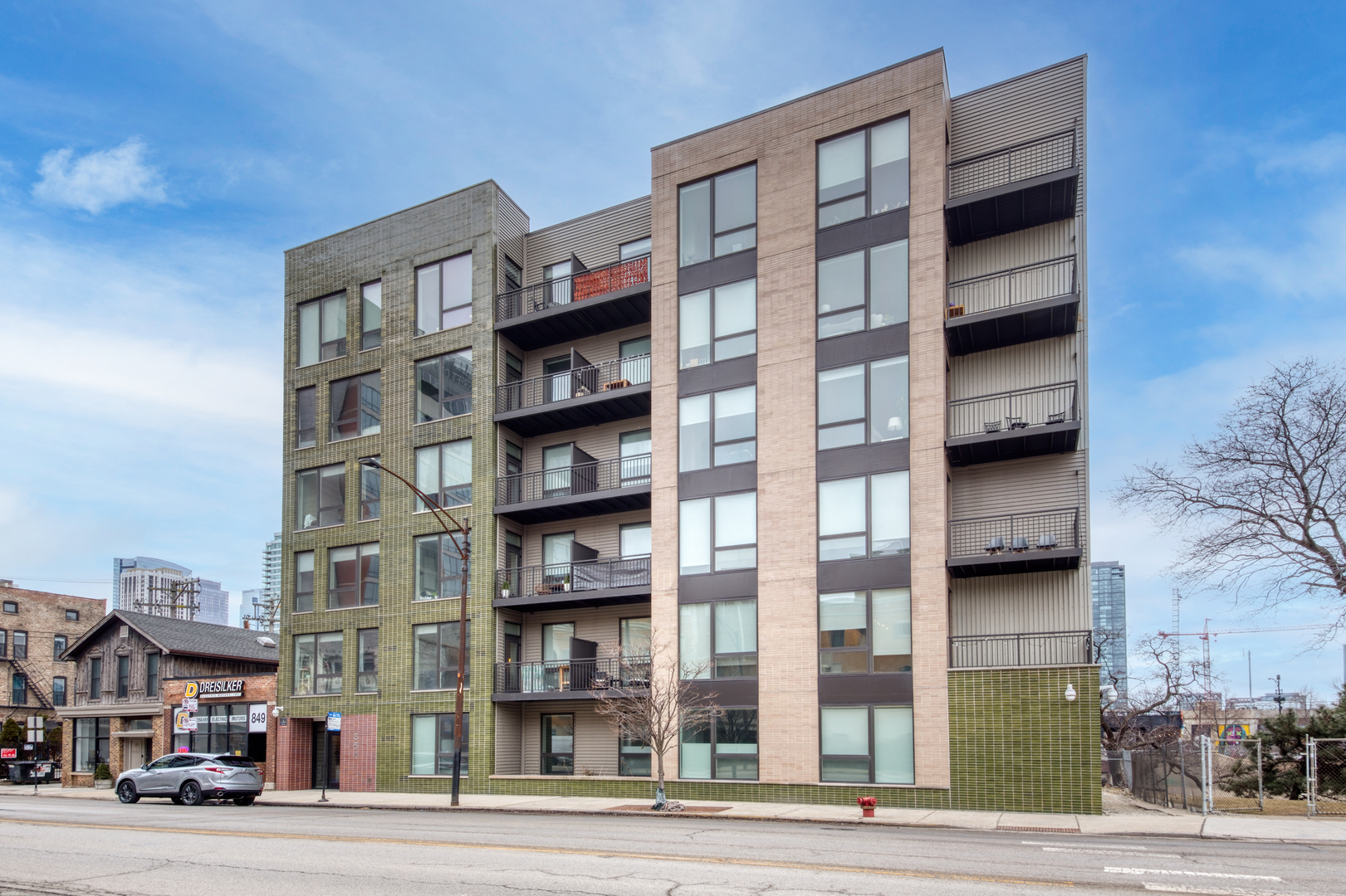 851 W Grand Avenue #406, Chicago, IL