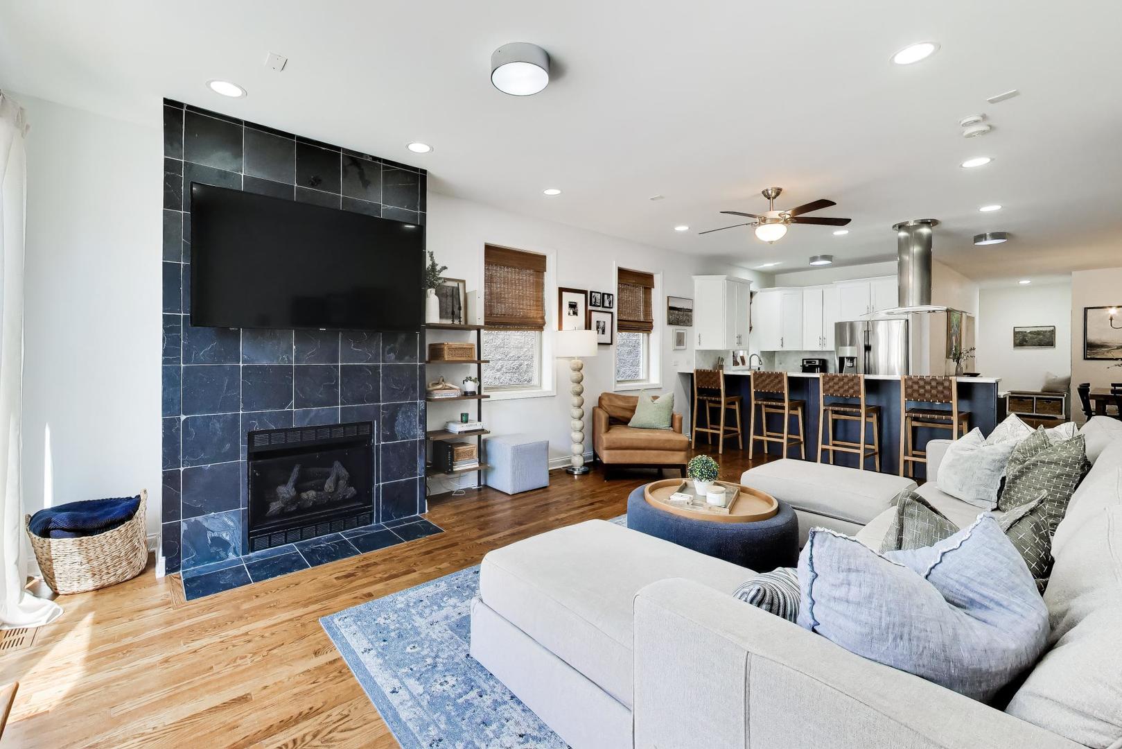 2851 N Damen Avenue #1, Chicago, IL