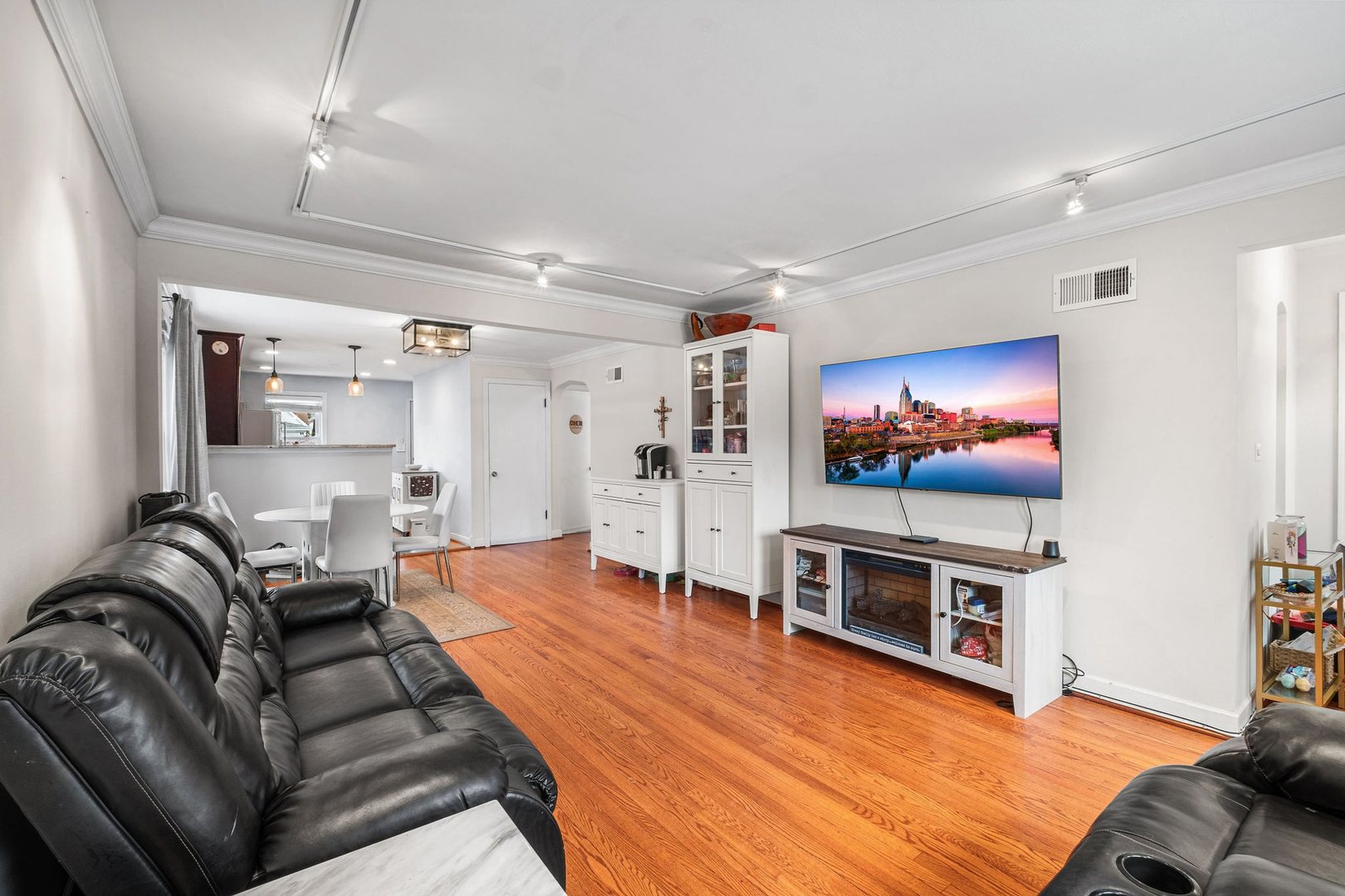 5904 W Berenice Avenue, Chicago, IL