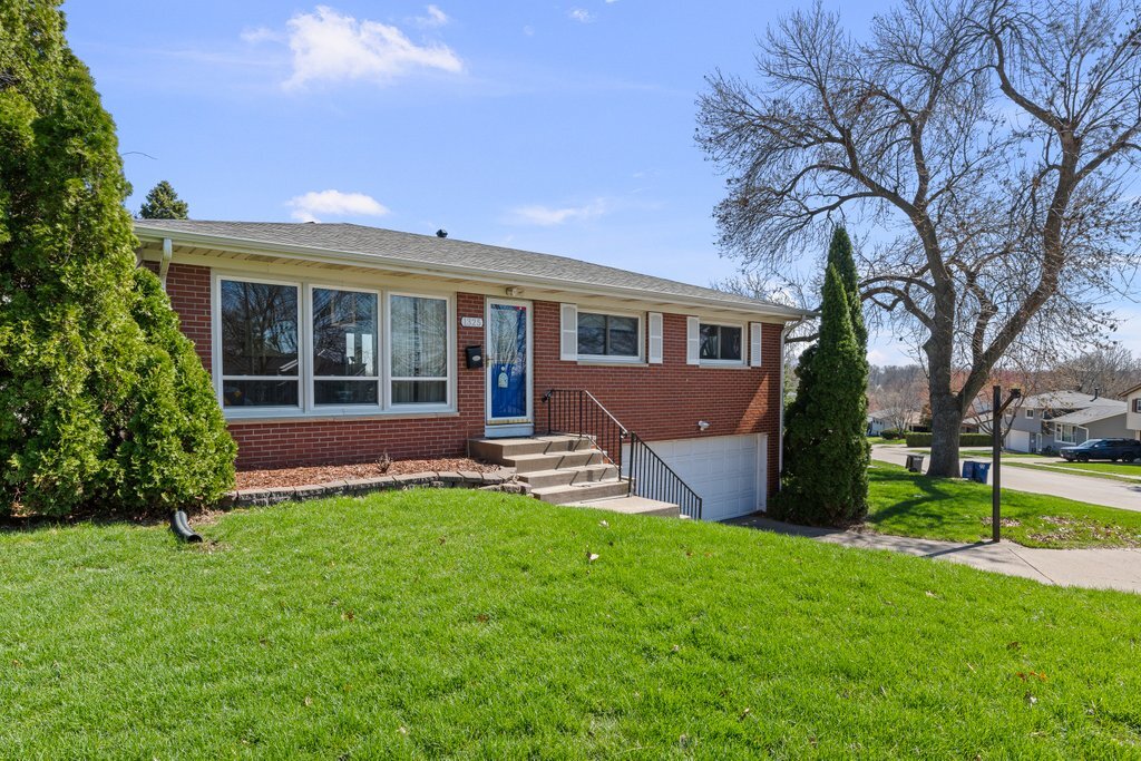 1325 Hillside Drive, Bettendorf, IA