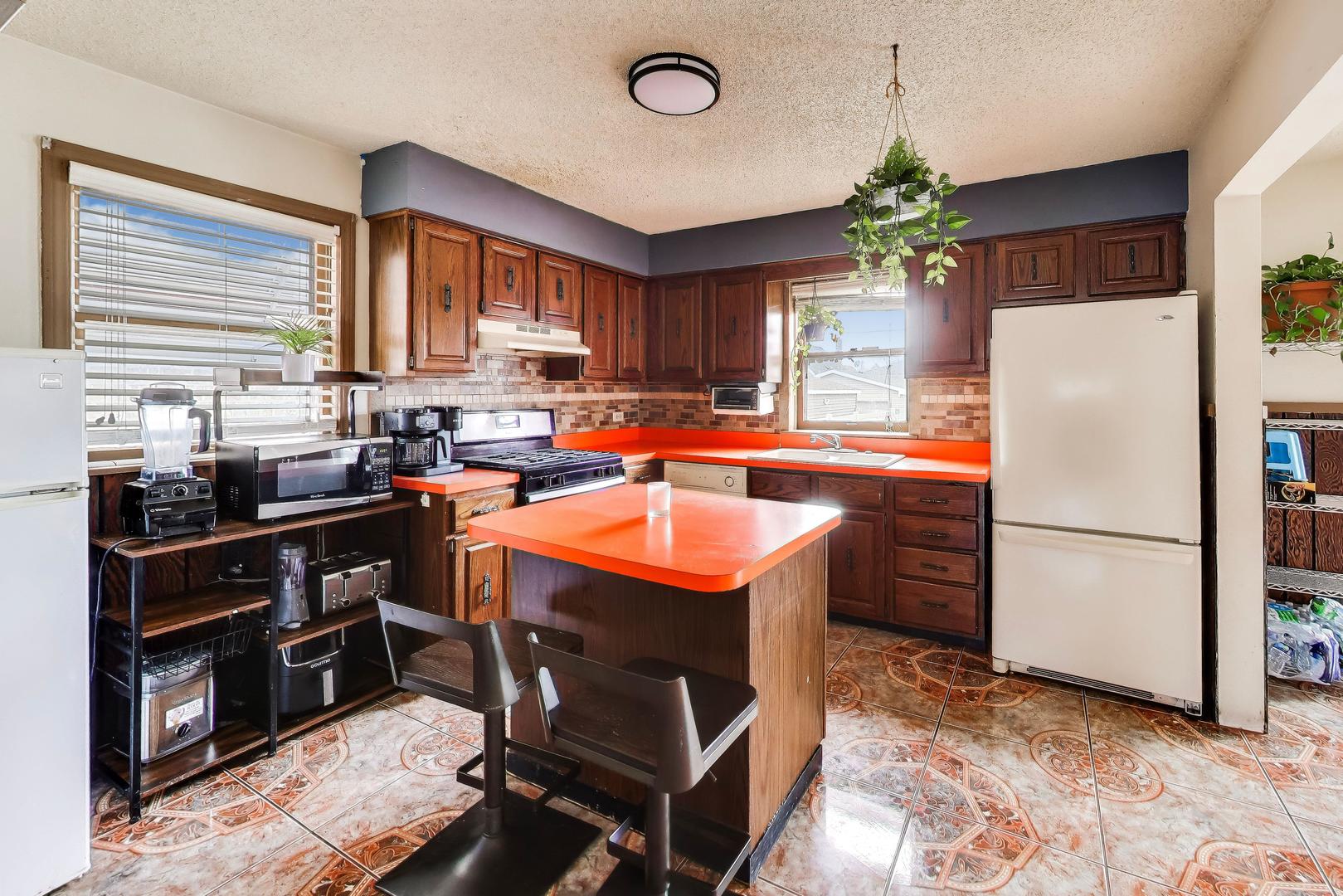 8022 S ALBANY Avenue, Chicago, IL