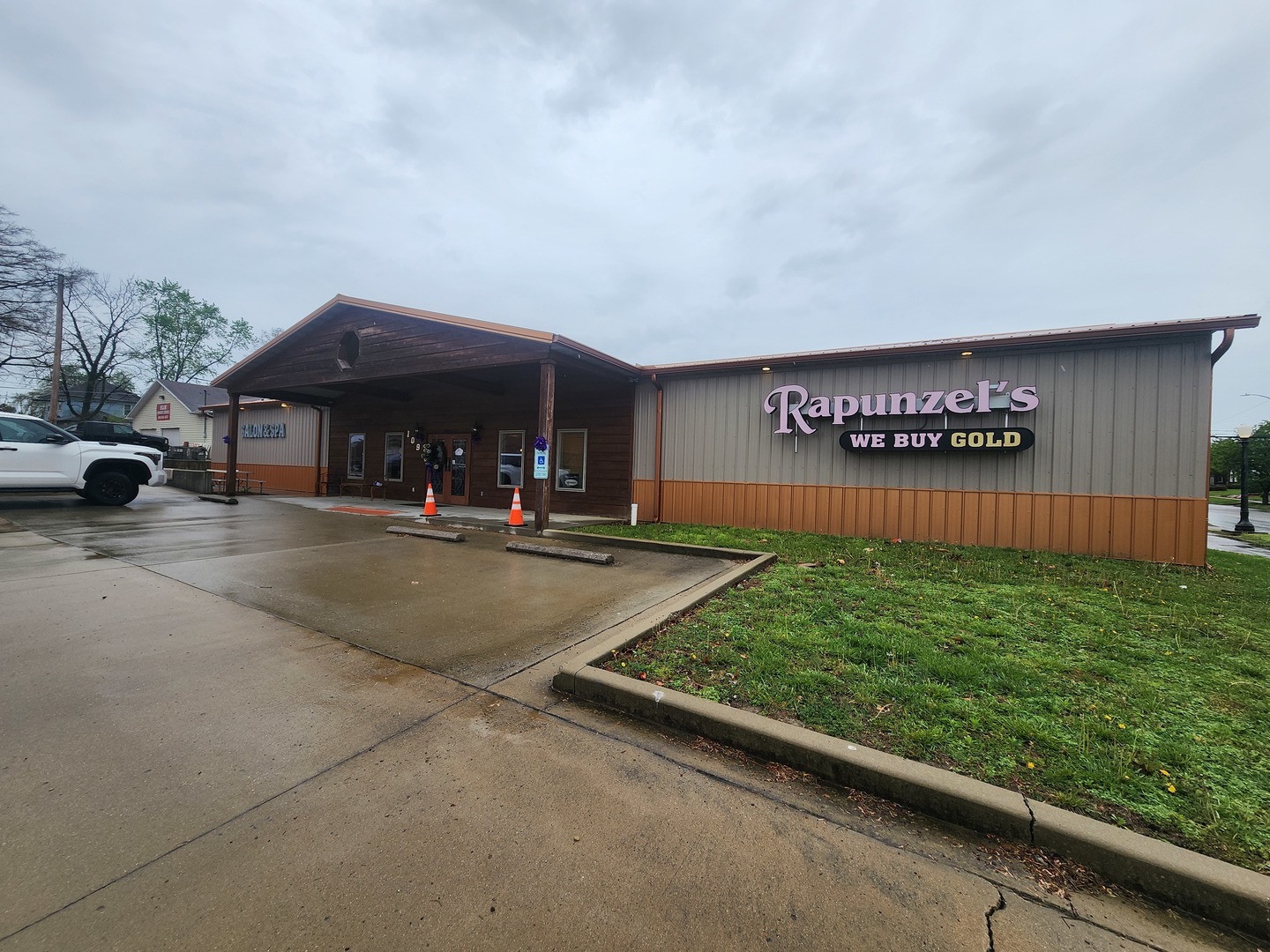 109 W Poplar Street, Harrisburg, IL