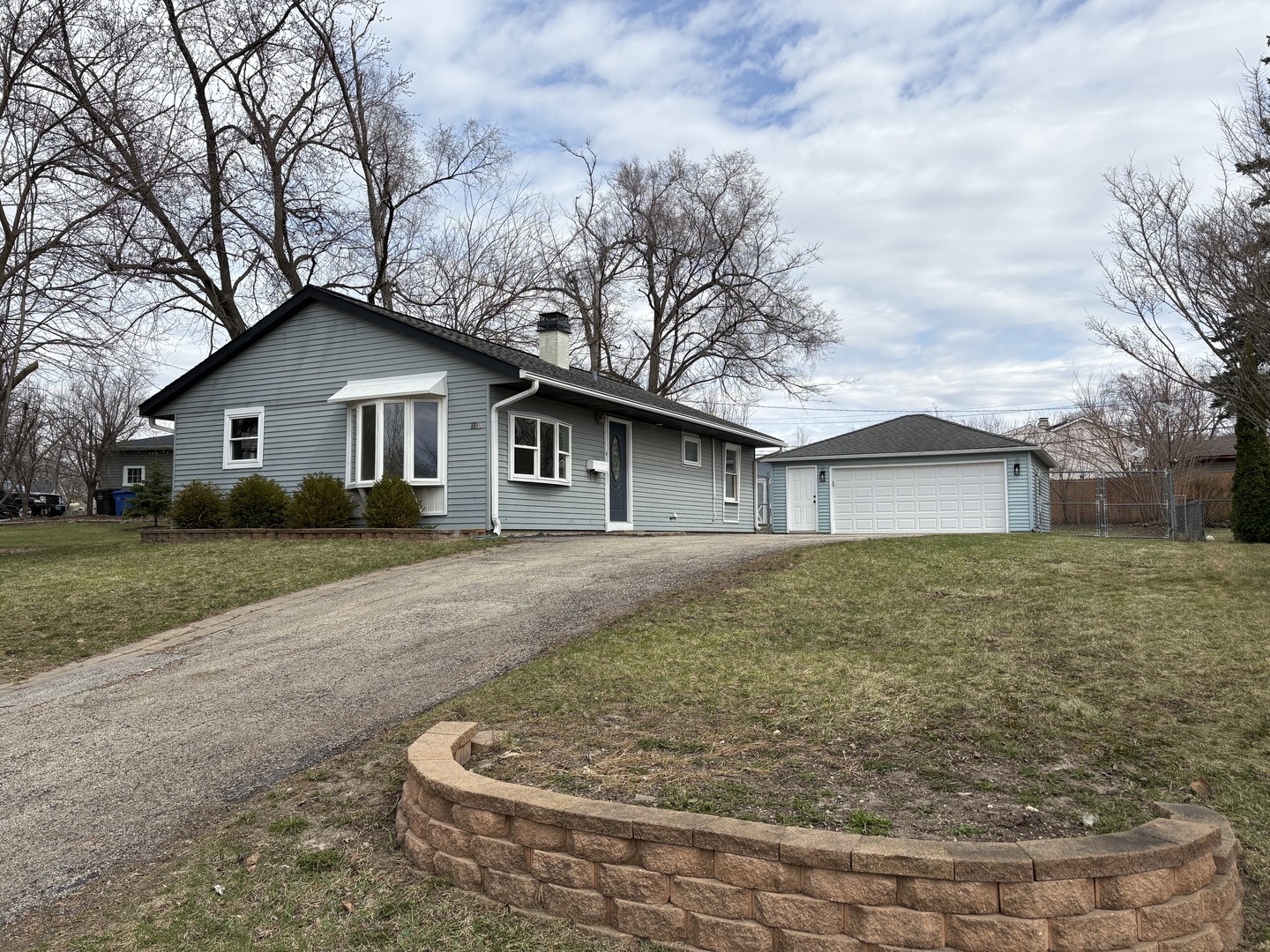 1819 Papoose Road, Carpentersville, IL