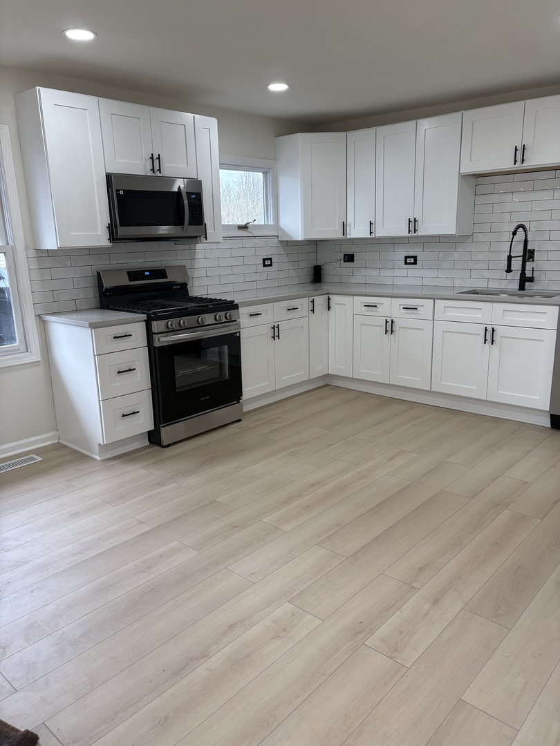 1819 Papoose Road, Carpentersville, IL