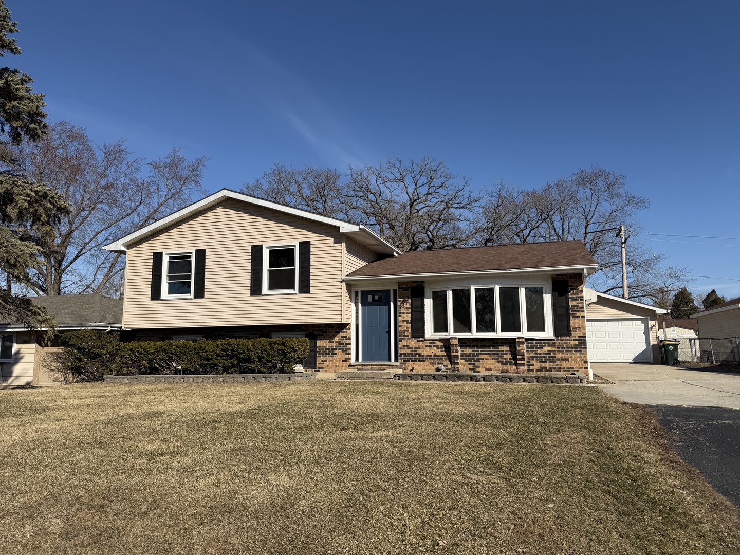 109 HICKORY Drive, Lindenhurst, IL
