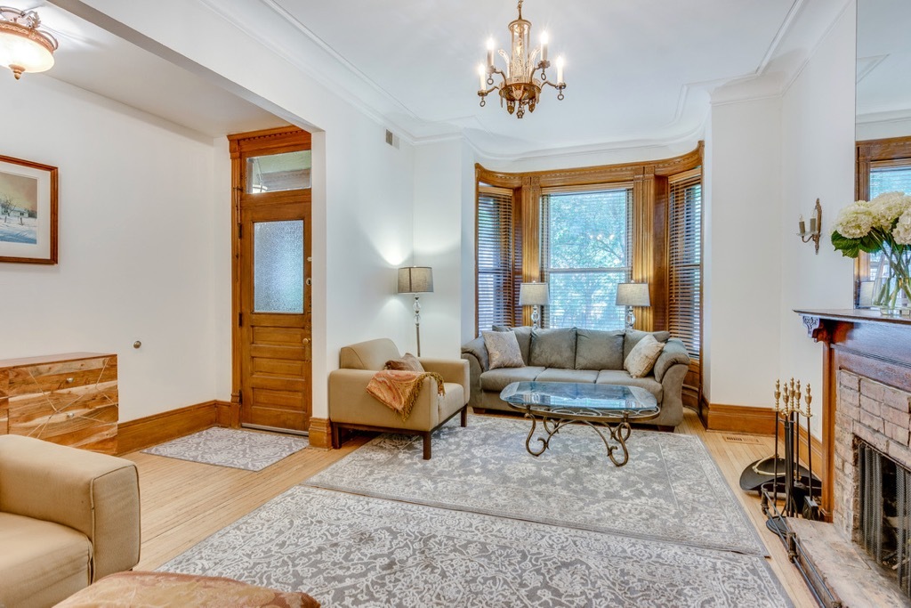 931 W NEWPORT Avenue #1, Chicago, IL