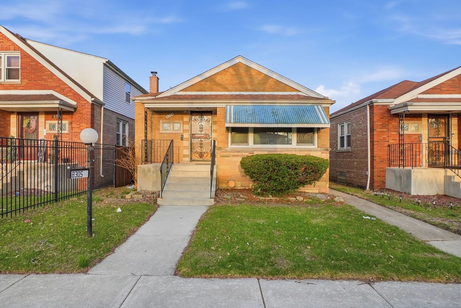 8305 S Paxton Avenue, Chicago, IL