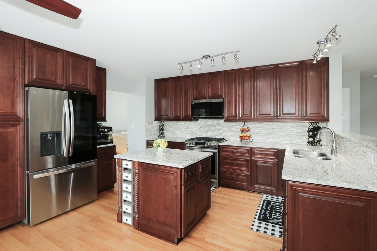 9015 Hillcrest Lane, Woodridge, IL