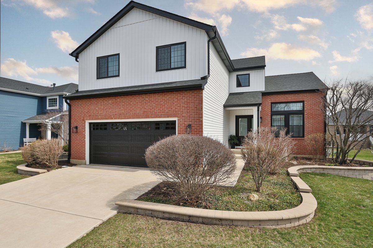 9015 Hillcrest Lane, Woodridge, IL
