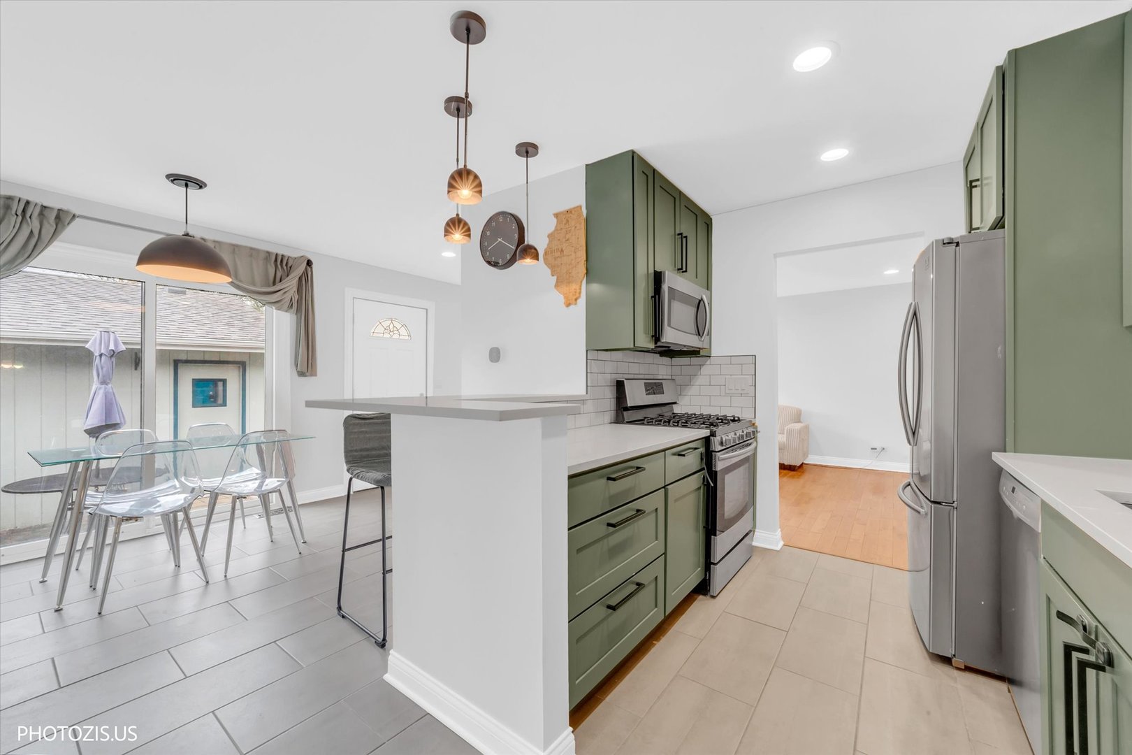 211 Edgewater Drive, Bloomingdale, IL