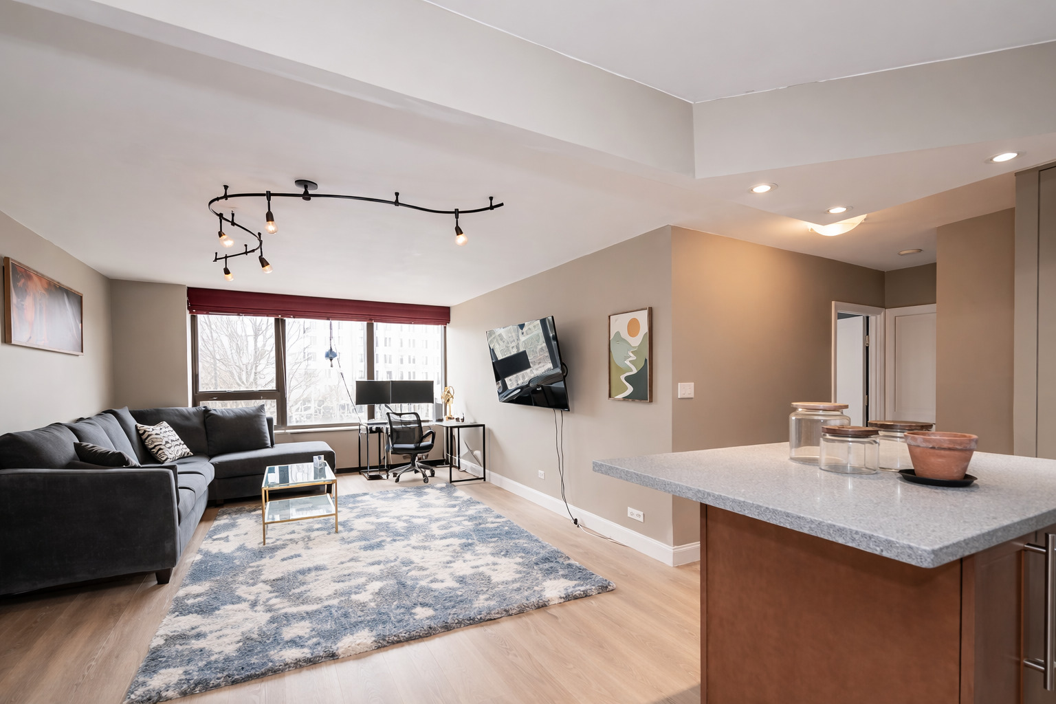 3930 N PINE GROVE Avenue #310, Chicago, IL