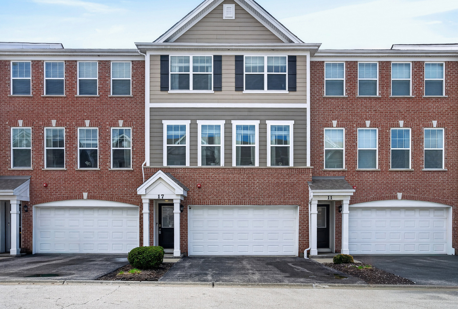 17 Grey Wolf Drive, Wheeling, IL