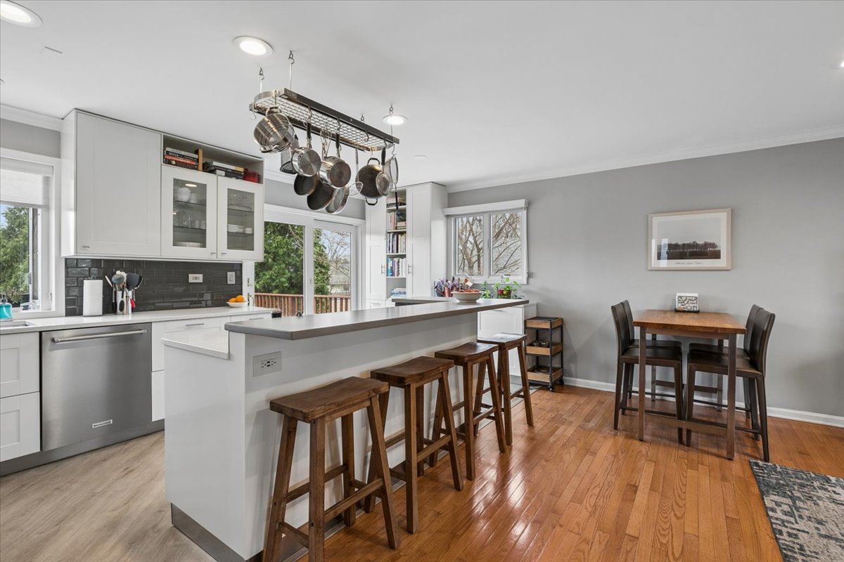 904 W Woodland Road, Lake Bluff, IL