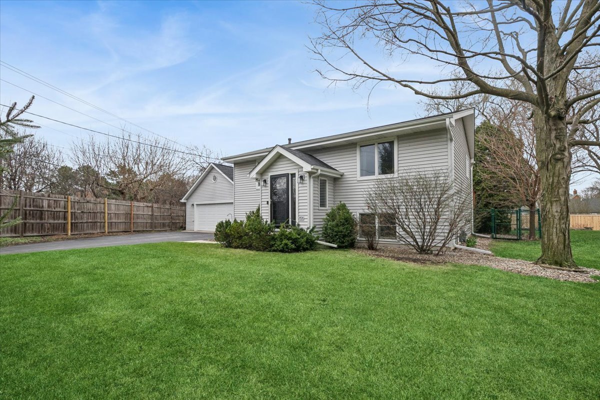 904 W Woodland Road, Lake Bluff, IL