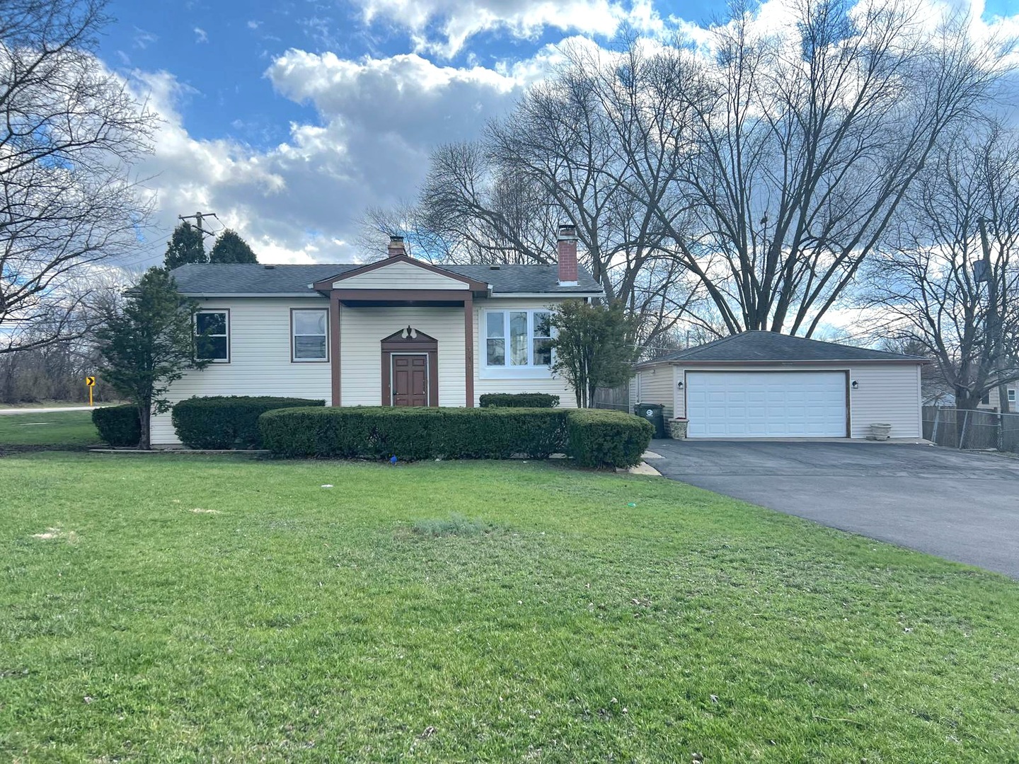 717 E Clarendon Drive, Round Lake Beach, IL