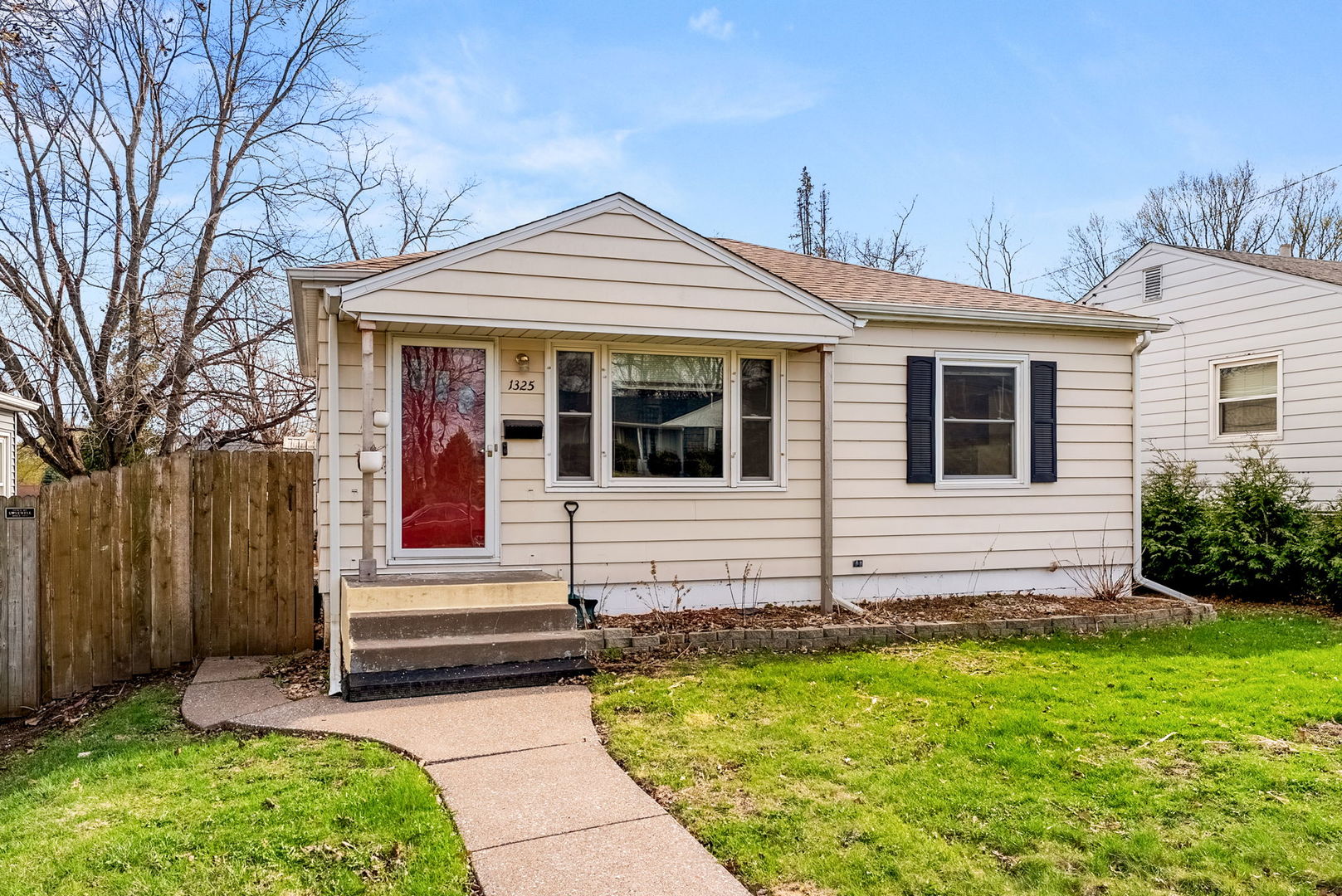 1325 W 38th Street, Davenport, IA