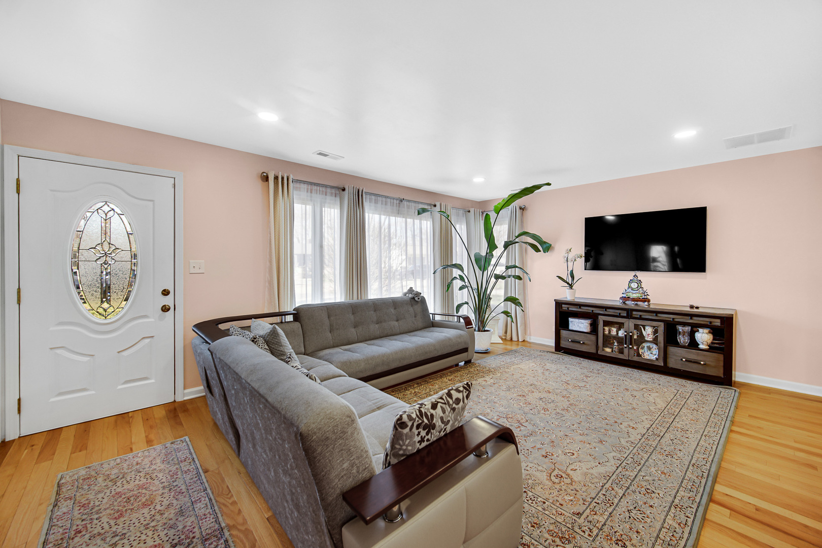 327 N Pershing Avenue, Mundelein, IL