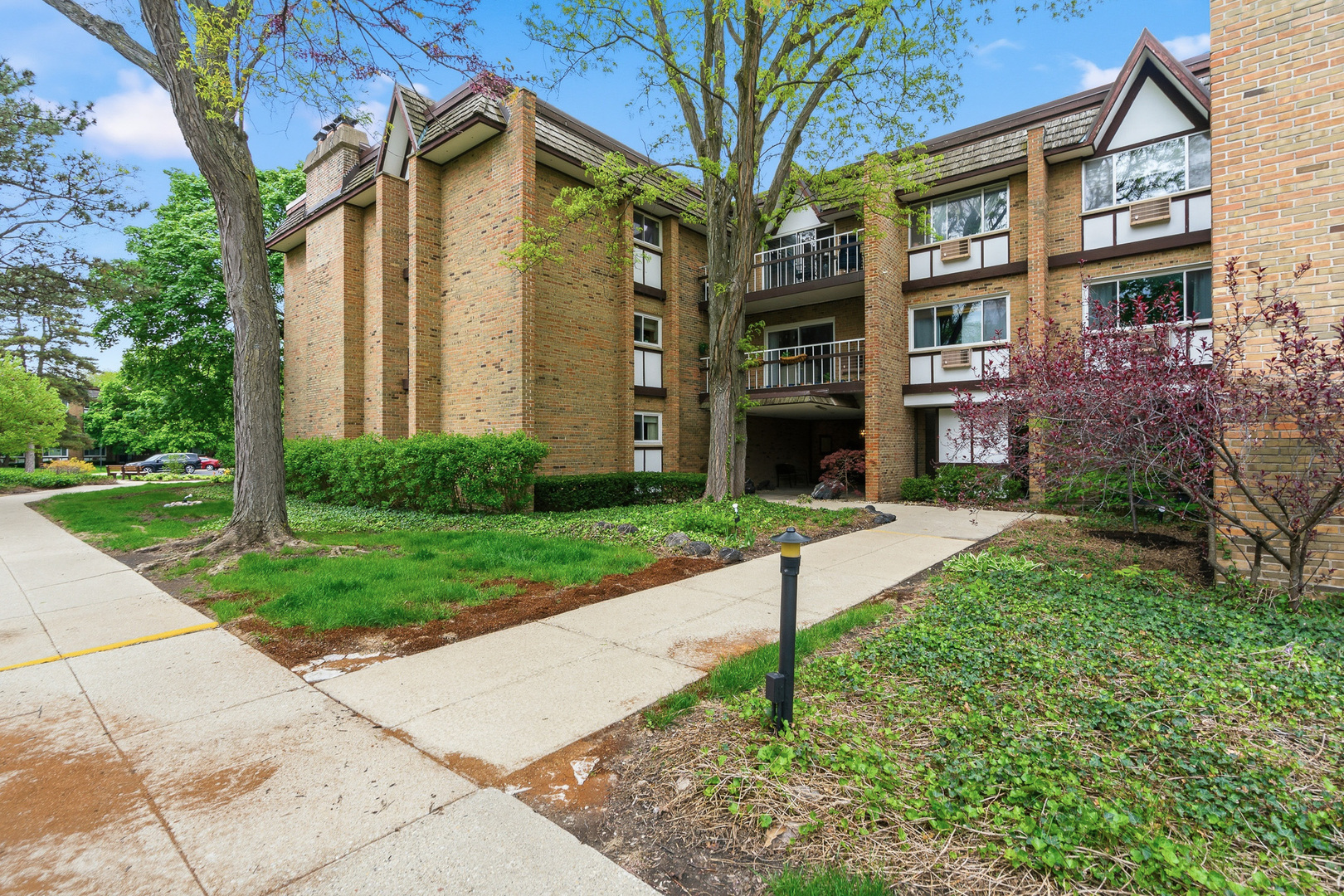 320 Claymoor Road #1C, Hinsdale, IL