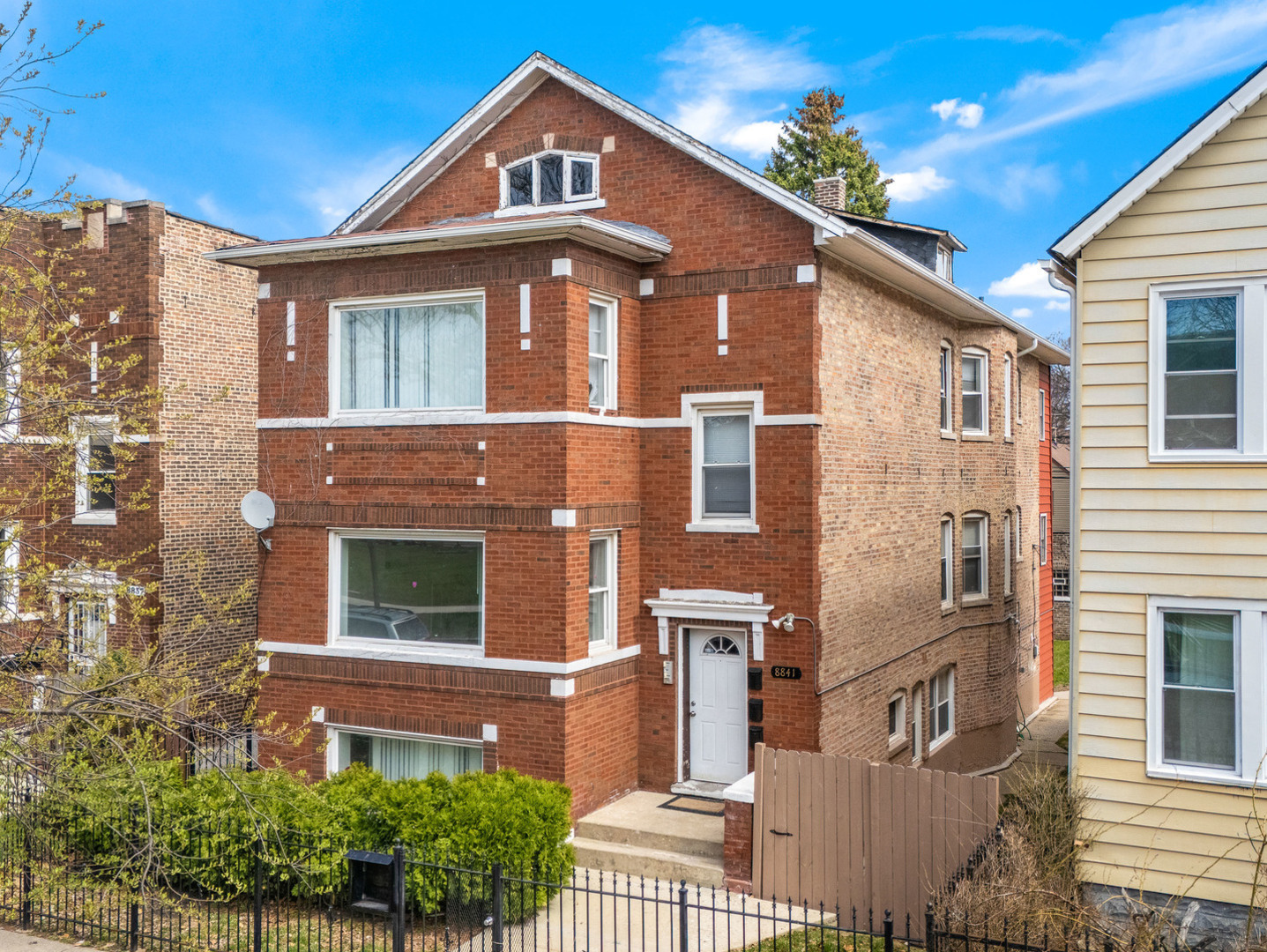8841 S Muskegon Avenue, Chicago, IL