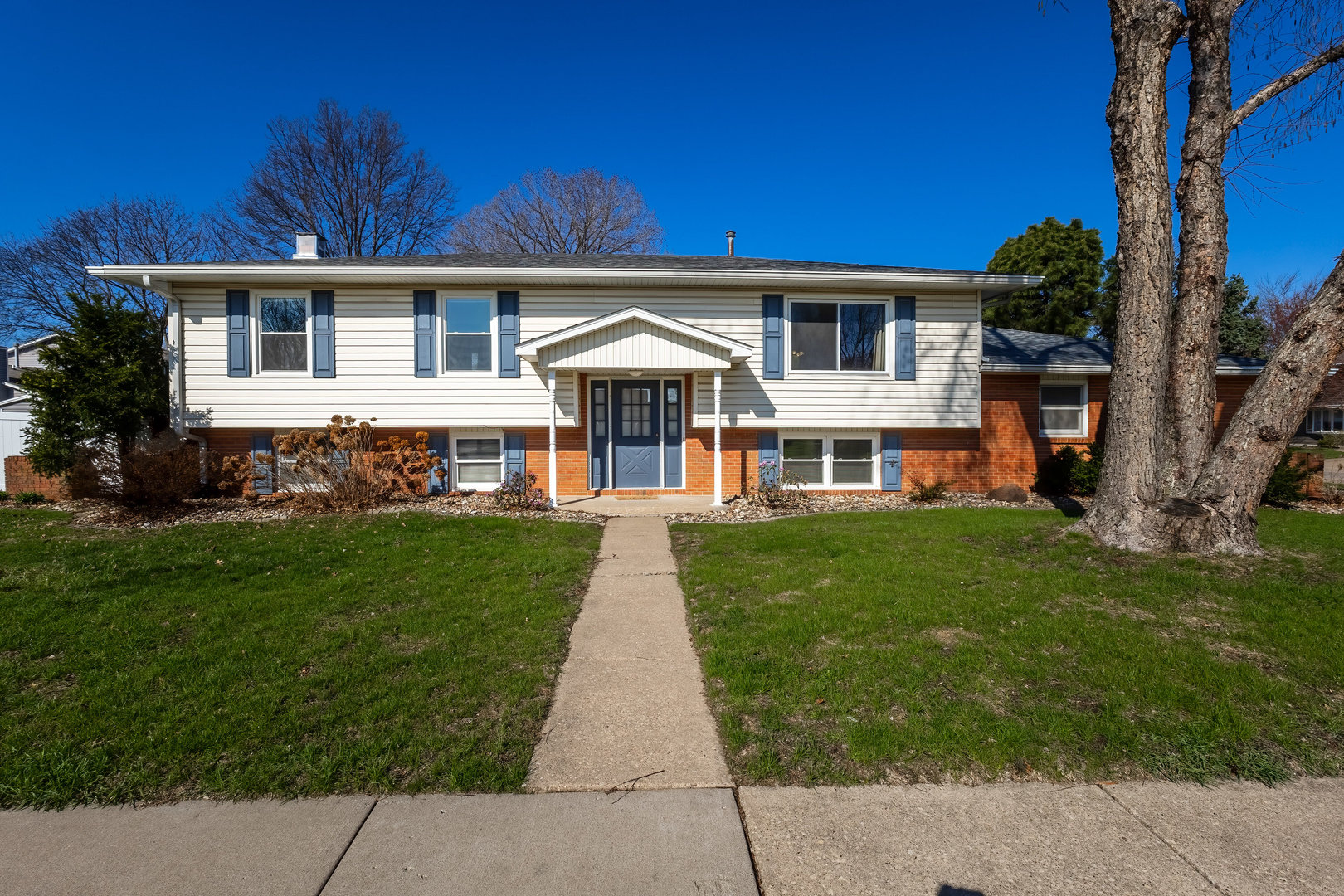 3960 N Tam-O-Shanter Drive, Bettendorf, IA