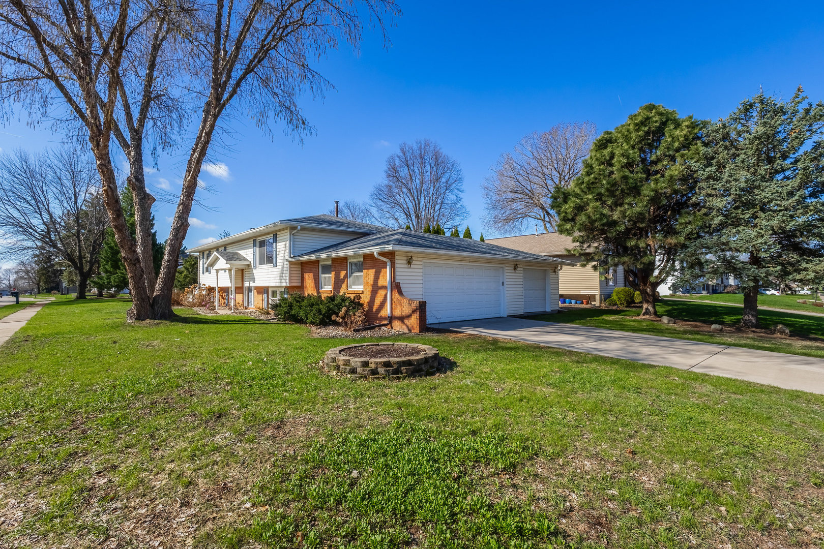 3960 N Tam-O-Shanter Drive, Bettendorf, IA