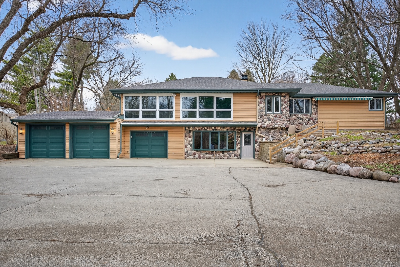 38W042 Silver Glen Road, St. Charles, IL