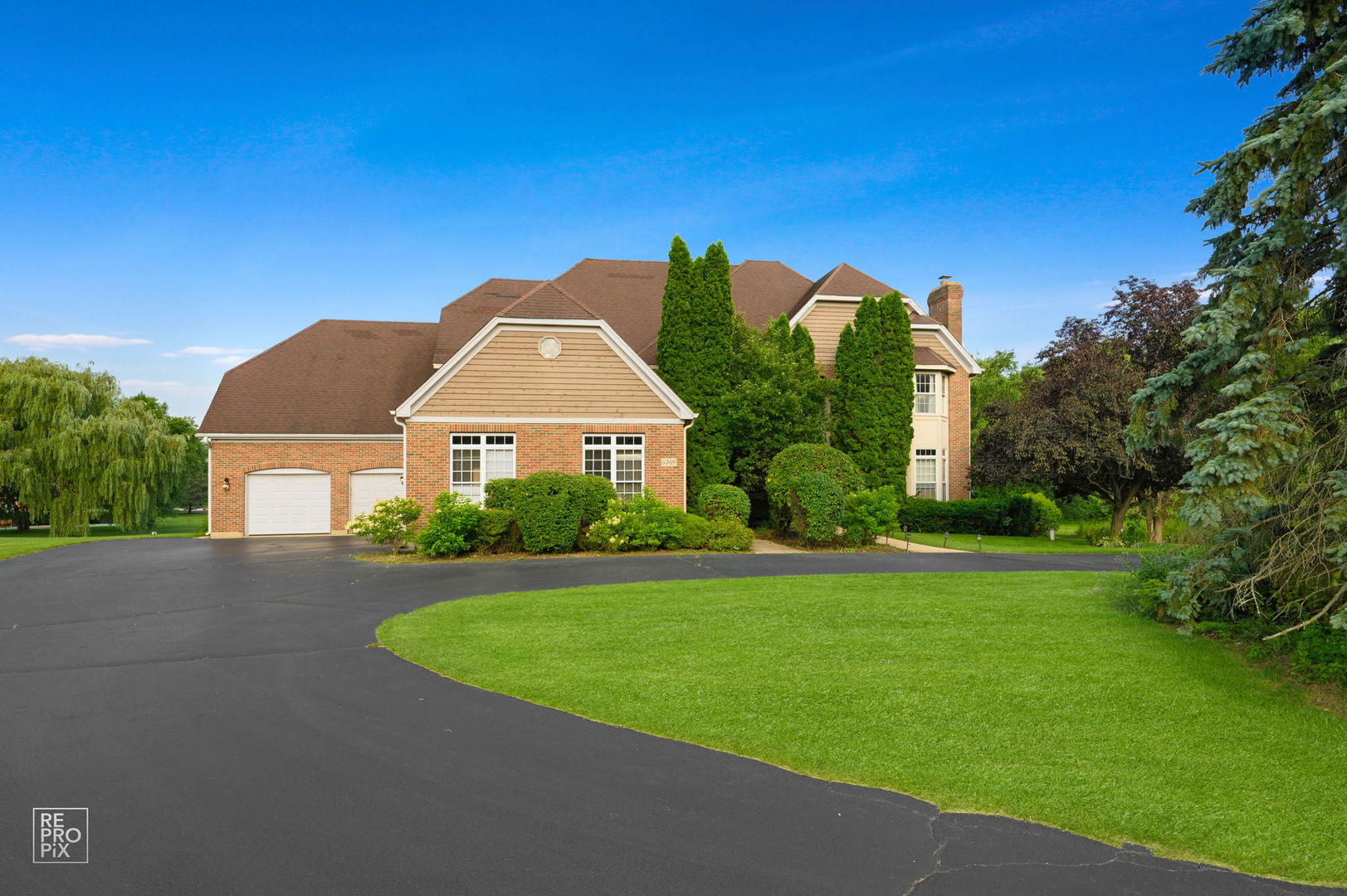 6709 Oakwood Manor Drive, Crystal Lake, IL