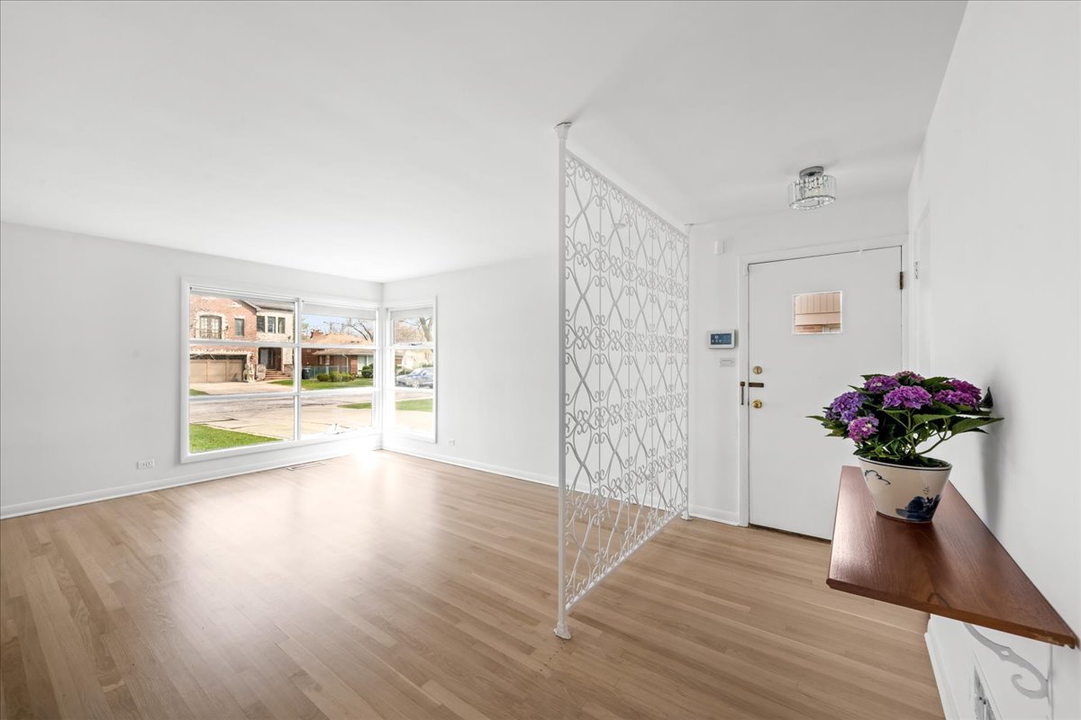 7012 N Kenton Avenue, Lincolnwood, IL