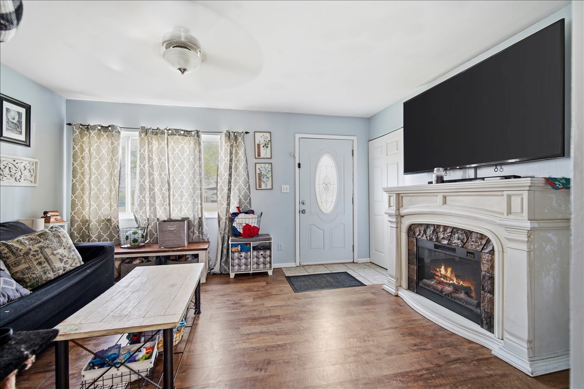 403 Sunset Drive, Leroy, IL