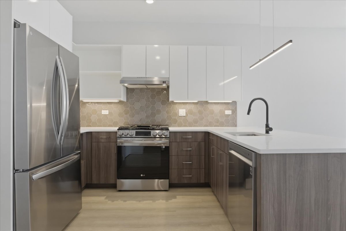 948 W Sunnyside Avenue #303, Chicago, IL