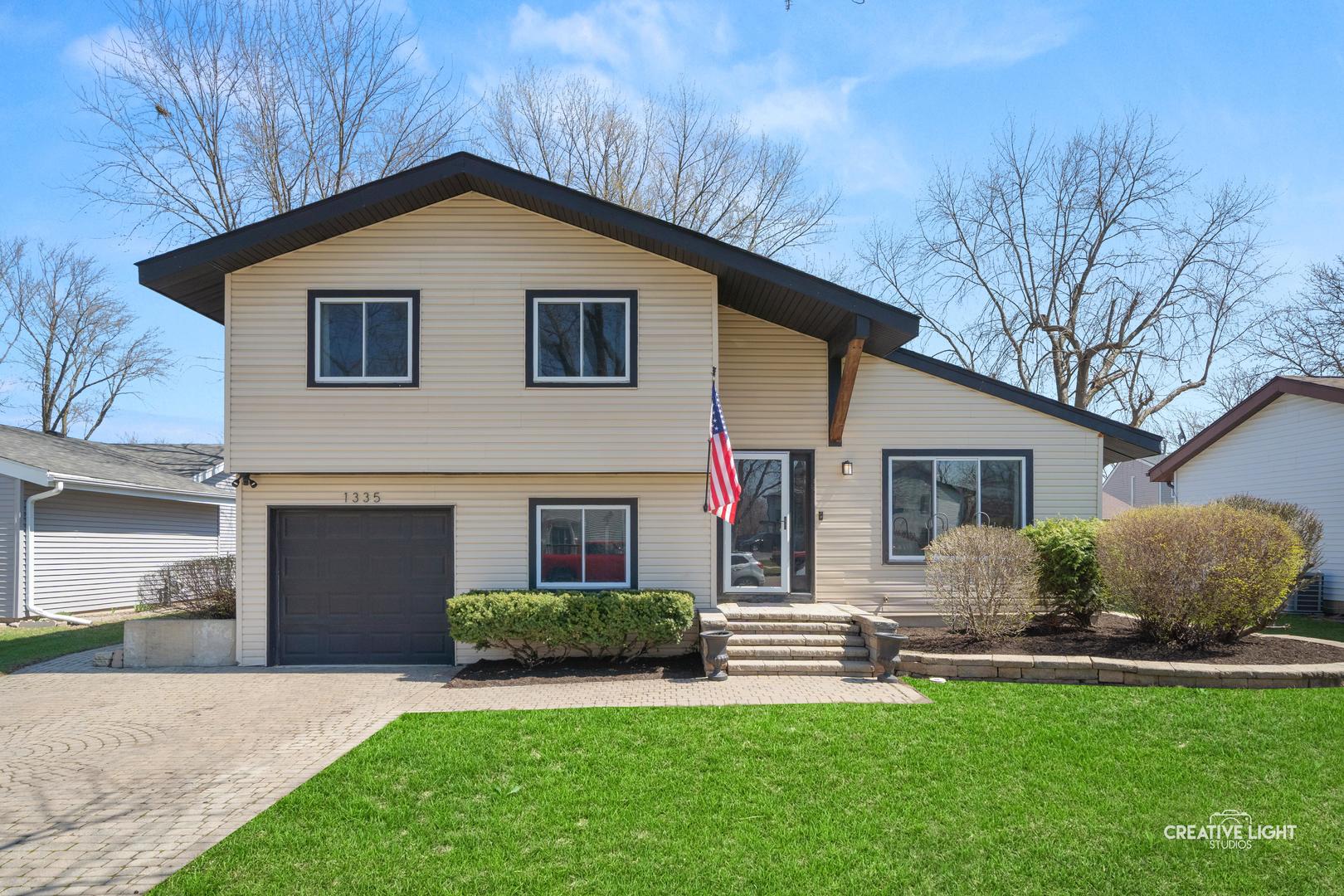 1335 Foxcroft Drive, Aurora, IL