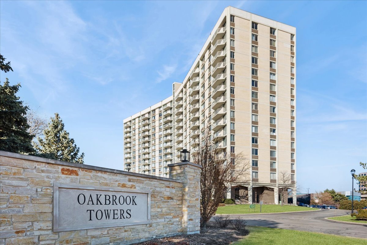 40 N Tower Road #8F, Oak Brook, IL