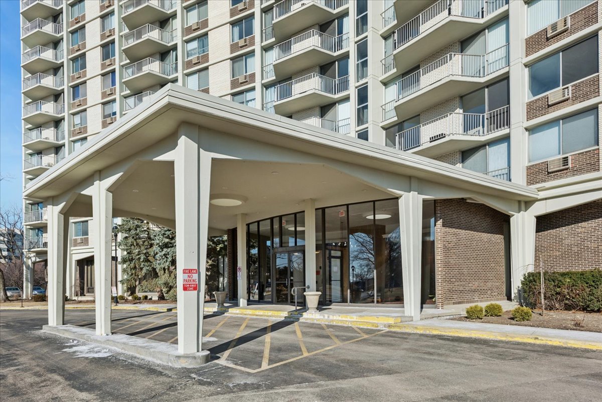 40 N Tower Road #8F, Oak Brook, IL