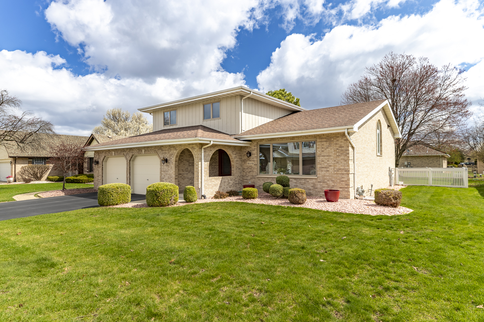 18319 Holland Road, Lansing, IL