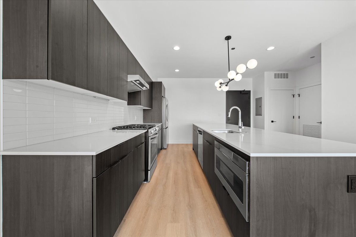 1801 W Grand Avenue #402, Chicago, IL