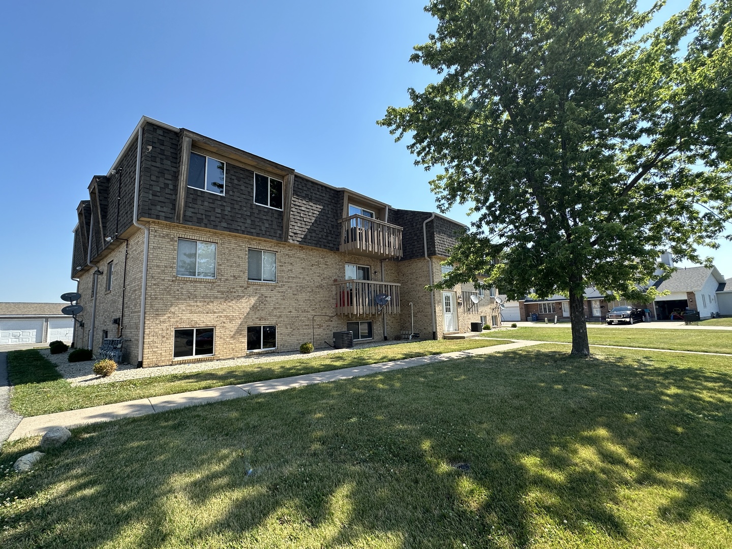 2390 Bicentennial Avenue #4, Crest Hill, IL