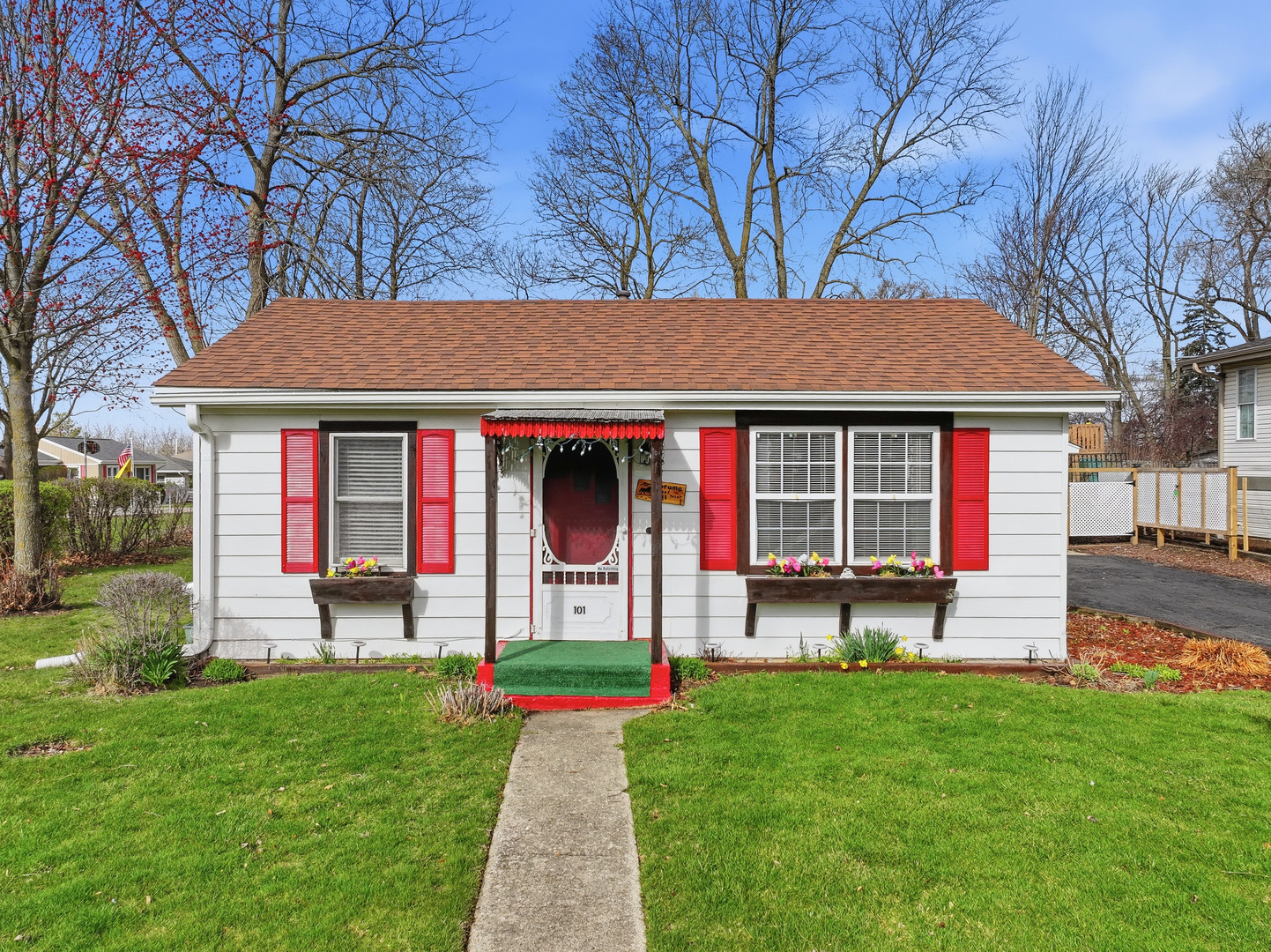 101 Oakleaf Road, Lake In The Hills, IL