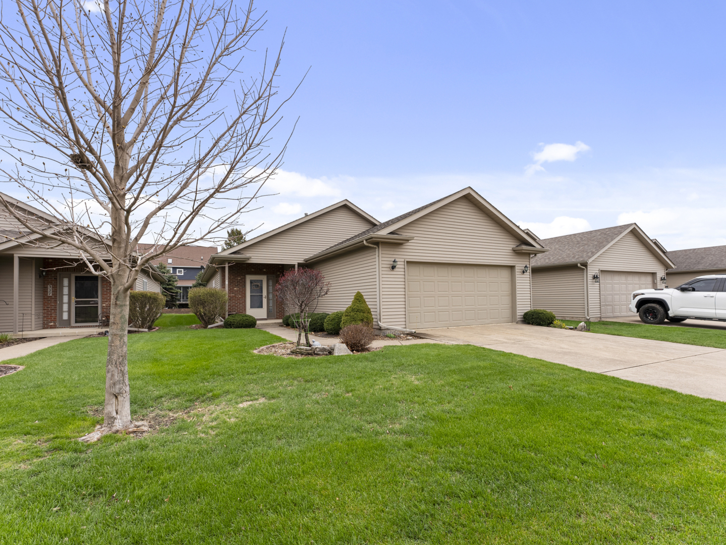 329 Country Club Court, Eldridge, IA